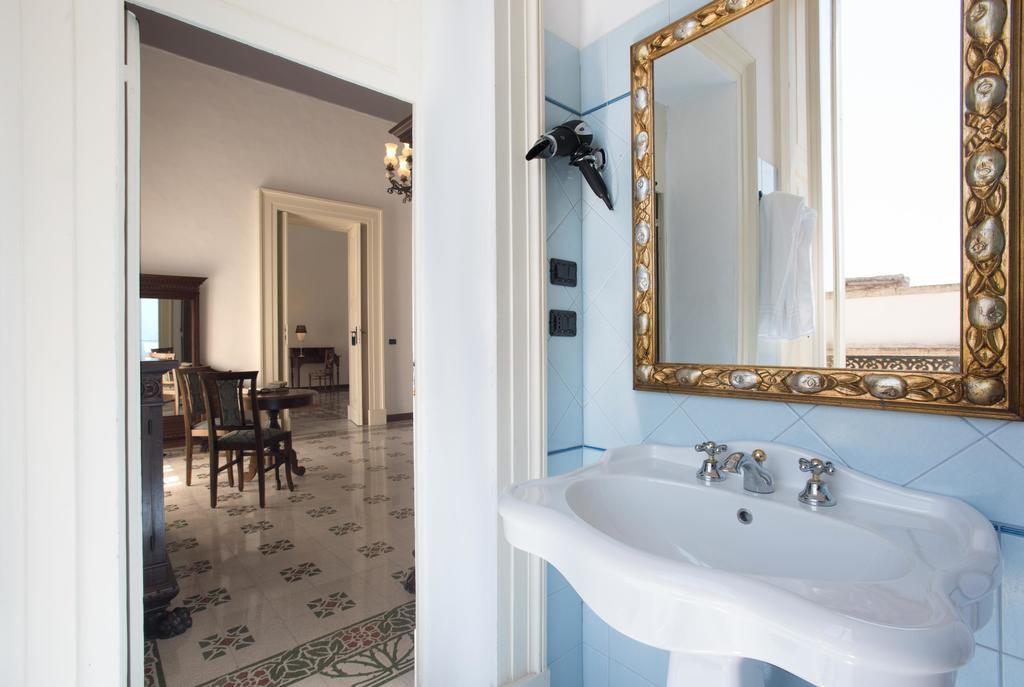 Palazzo Scarciglia - Dimora D'Epoca Bed & Breakfast Minervino di Lecce Exterior photo
